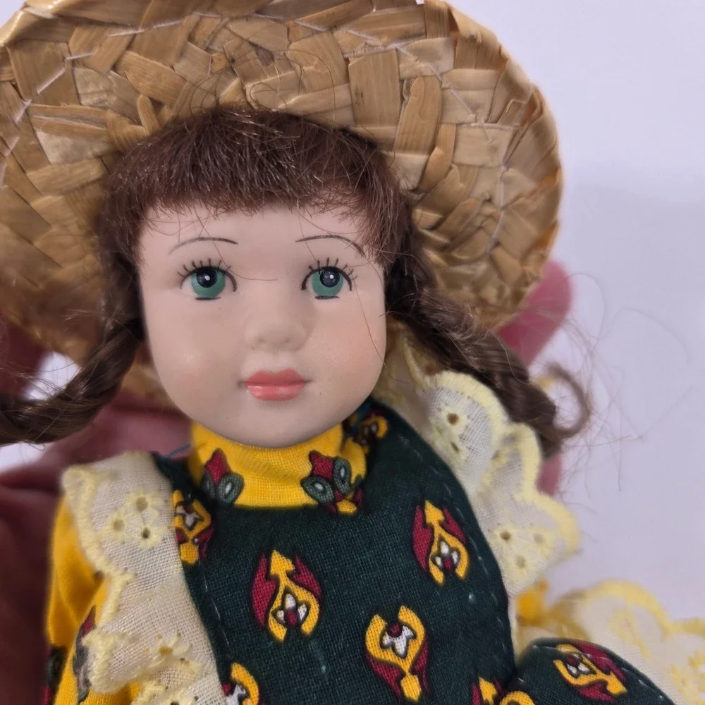 Les Poupees de Mado Porcelain Doll Articulated Yellow Floral Dress Straw Hat Box